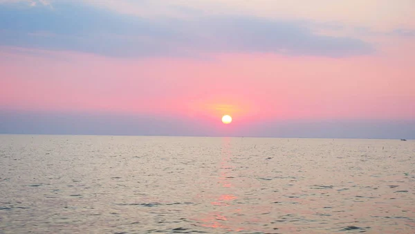 Hermosa vista al paisaje al atardecer del lago Tonle Sap en Siem Reap , — Foto de Stock