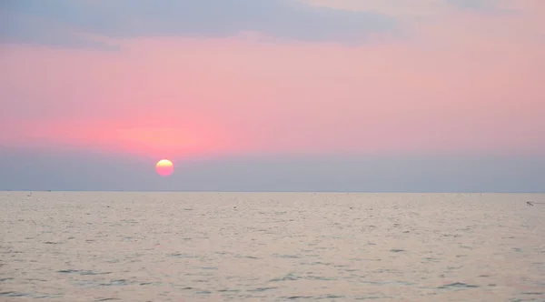 Hermosa vista al paisaje al atardecer del lago Tonle Sap en Siem Reap , — Foto de Stock