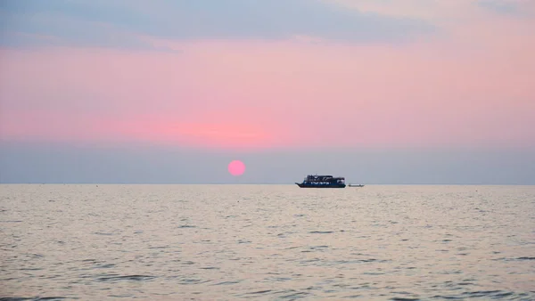 Schöne Sonnenuntergang Landschaft Blick auf Tonle-Saft-See in siem ernten, — Stockfoto