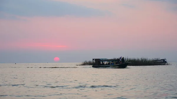 Belle vue sur le paysage coucher de soleil du lac Tonle Sap à Siem Reap , — Photo
