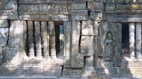 Angkor Wat kompleksindeki Ta Prohm Tapınağında taş oyma sanatı, — Stok fotoğraf