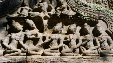 Angkor Wat kompleksindeki Ta Prohm Tapınağında taş oyma sanatı,