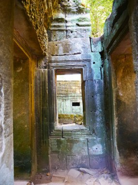 Angkor 'daki Ta Prohm Tapınağı' nın taş harabe penceresi.,