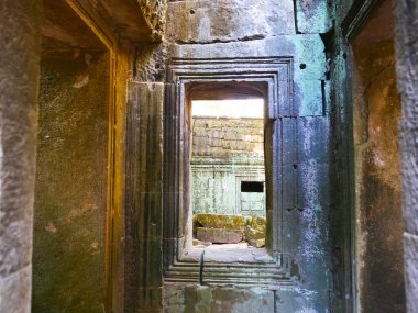 Angkor 'daki Ta Prohm Tapınağı' nın taş harabe penceresi.,
