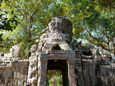 Angkor Vadisi 'nin bir parçası olan Banteay Kdei' deki taş kapı harabesi.