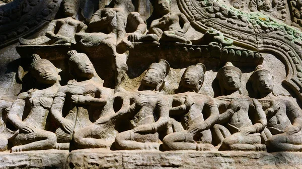 Angkor Wat kompleksindeki Ta Prohm Tapınağında taş oyma sanatı,