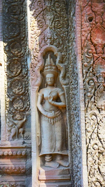 Stenhuggarkonst vid Ta Prohm Temple i Angkor wat complex, — Stockfoto