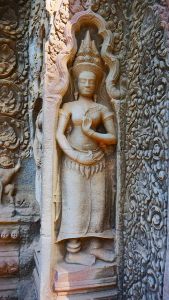 Kamenné skalní řezbářské umění v chrámu Ta Prohm v komplexu Angkor Wat, — Stock fotografie