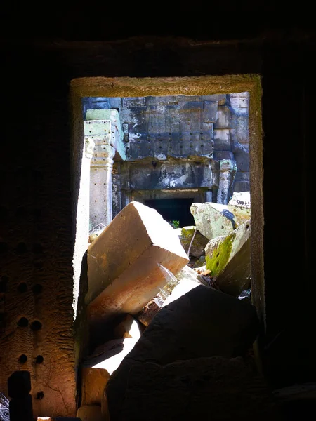 Ruina de piedra en el Templo Ta Prohm en el complejo Angkor wat, Siem R — Foto de Stock
