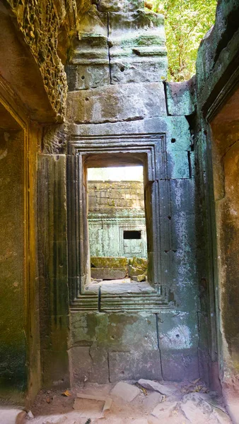 Kamienne okno ruiny kamienia w świątyni Ta Prohm w kompleksie Angkor wat, — Zdjęcie stockowe