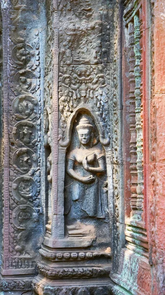 Pietra scultura in pietra arte al Tempio di Ta Prohm in Angkor wat complesso , — Foto Stock