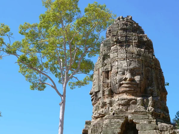 Kamenná skála vyřezávající umění tváře v Banteay Kdei, součást Angku — Stock fotografie