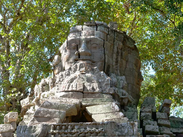 Kamenná skála vyřezávající umění tváře v Banteay Kdei, součást Angku — Stock fotografie