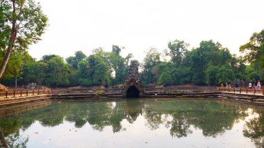 Angk 'taki Neak Pean veya Neak Poan' ın yansımasıyla manzara