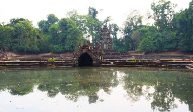 Angk 'taki Neak Pean veya Neak Poan' ın yansımasıyla manzara