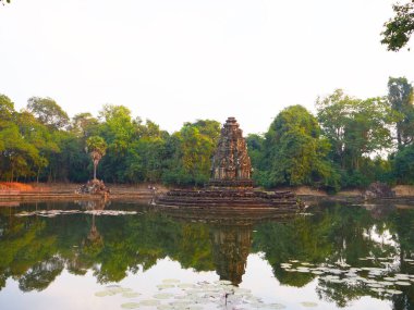 Angk 'taki Neak Pean veya Neak Poan' ın yansımasıyla manzara