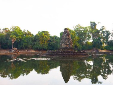 Angk 'taki Neak Pean veya Neak Poan' ın yansımasıyla manzara