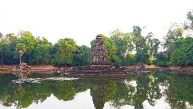 Angk 'taki Neak Pean veya Neak Poan' ın yansımasıyla manzara