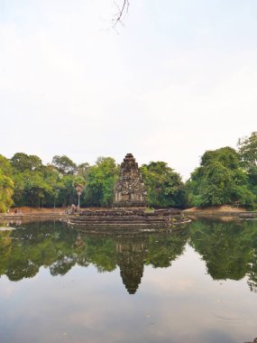 Angk 'taki Neak Pean veya Neak Poan' ın yansımasıyla manzara