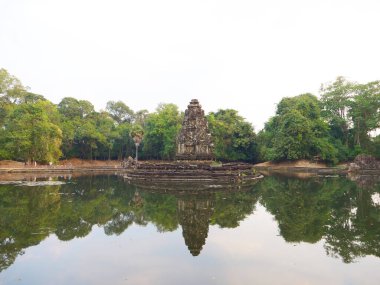 Angk 'taki Neak Pean veya Neak Poan' ın yansımasıyla manzara