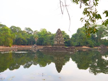 Angk 'taki Neak Pean veya Neak Poan' ın yansımasıyla manzara