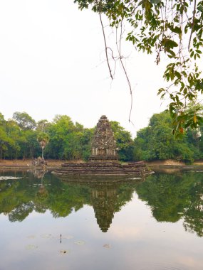 Angk 'taki Neak Pean veya Neak Poan' ın yansımasıyla manzara