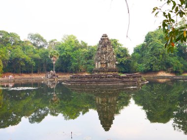 Angk 'taki Neak Pean veya Neak Poan' ın yansımasıyla manzara