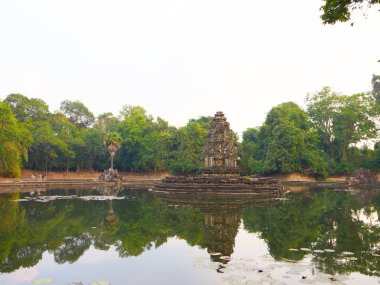 Angk 'taki Neak Pean veya Neak Poan' ın yansımasıyla manzara