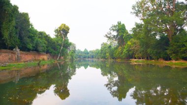 Preah Khan tapınağındaki göl ve ağaç yansımasının manzarası. 