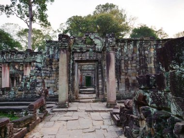 Angkor Wat tapınağındaki taş kapı çerçevesi yıkılmış.