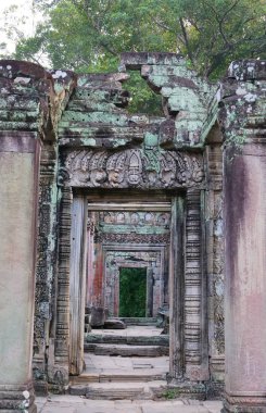 Angkor Wat tapınağındaki taş kapı çerçevesi yıkılmış.