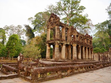 Preah Khan te 'de yıkılan taş mimarinin manzarası