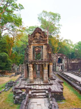 Preah Khan te 'de yıkılan taş mimarinin manzarası