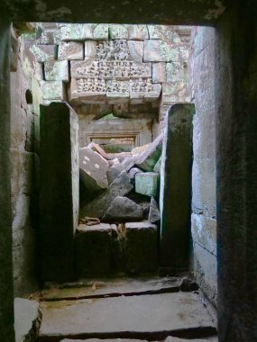 Preah Khan Tapınağı 'ndaki taş kaya kalıntıları Angkor Wat kompleksi, Siem R