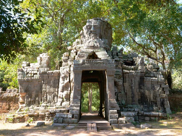 Stone rock door gate ruin at Banteay Kdei, part of the Angkor wa — Stock Photo, Image