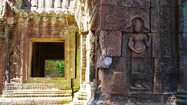 Art de la sculpture sur pierre à Banteay Kdei, partie du wat Angkor c — Photo