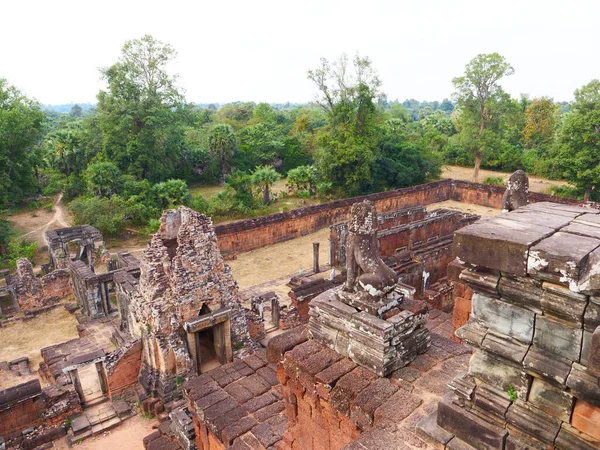 Vue paysage à l'architecture antique temple khmer bouddhiste rui — Photo