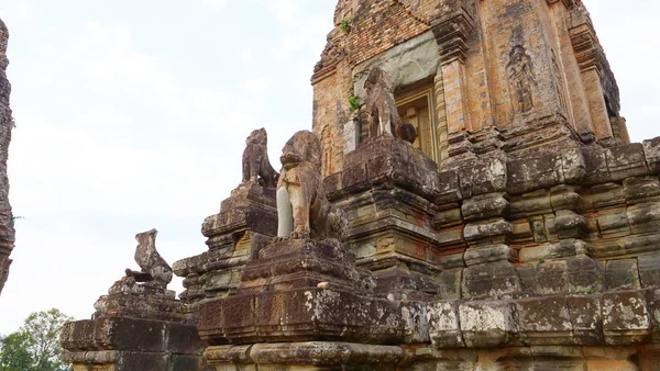 Ancienne ruine de l'architecture du temple khmer bouddhiste de Pre Rup in An — Photo