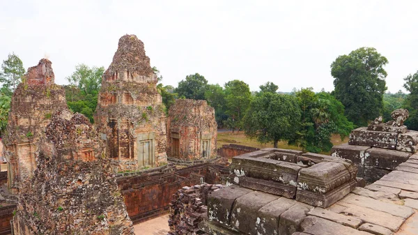 Vue paysage à l'architecture antique temple khmer bouddhiste rui — Photo