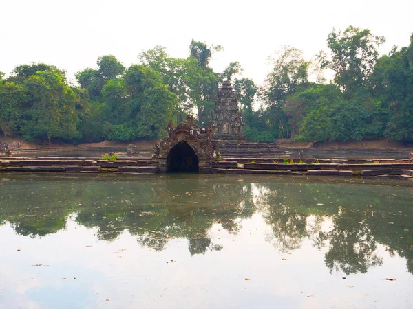 Landscape view with reflection of Neak Pean or Neak Poan in Angk — Stock Photo, Image