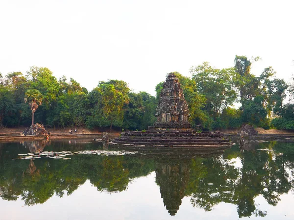 Angk 'taki Neak Pean veya Neak Poan' ın yansımasıyla manzara