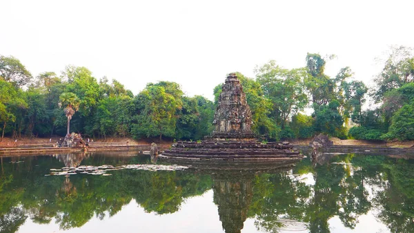 Angk 'taki Neak Pean veya Neak Poan' ın yansımasıyla manzara