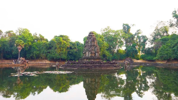 Angk 'taki Neak Pean veya Neak Poan' ın yansımasıyla manzara