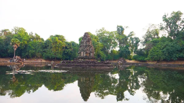 Angk 'taki Neak Pean veya Neak Poan' ın yansımasıyla manzara