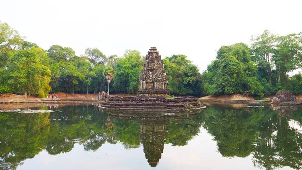 Angk 'taki Neak Pean veya Neak Poan' ın yansımasıyla manzara — Stok fotoğraf