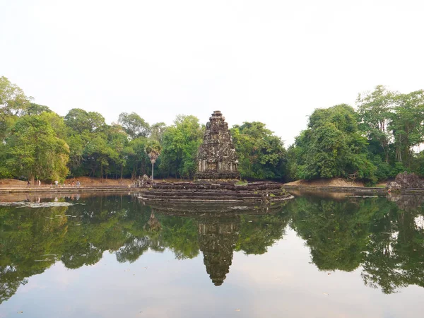 Angk 'taki Neak Pean veya Neak Poan' ın yansımasıyla manzara