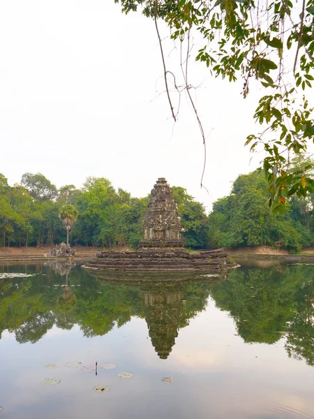 Vista da paisagem com reflexo de Neak Pean ou Neak Poan em Angk — Fotografia de Stock