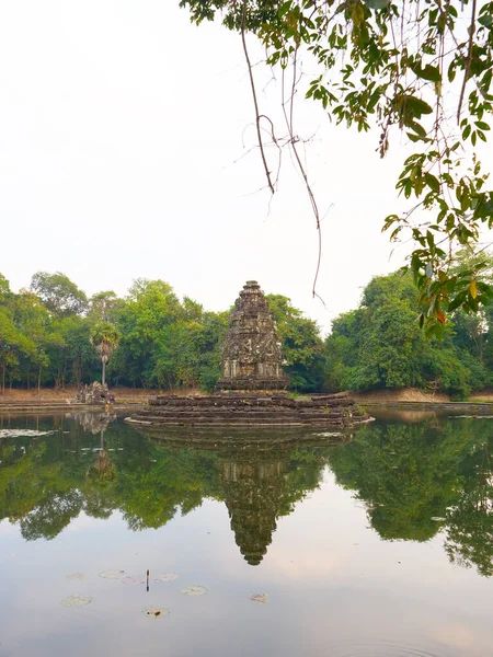 Angk 'taki Neak Pean veya Neak Poan' ın yansımasıyla manzara