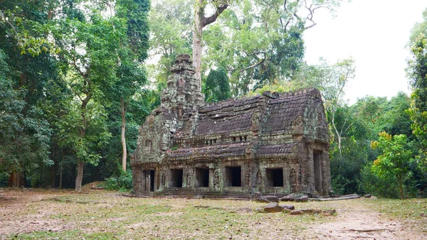 Opuszczona kamienna architektura skalna w świątyni Preah Khan Angkor Wa — Zdjęcie stockowe