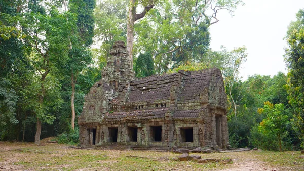 Opuszczona kamienna architektura skalna w świątyni Preah Khan Angkor Wa — Zdjęcie stockowe